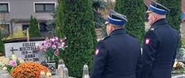 Komendant Powiatowy PSP w Pińczowie oraz Zastępca Komendanta Powiatowego PSP w Pińczowie składają hołd zmarłym strażakom przy grobie byłego Komendanta Zawodowej Straży Pożarnej w Pińczowie. 