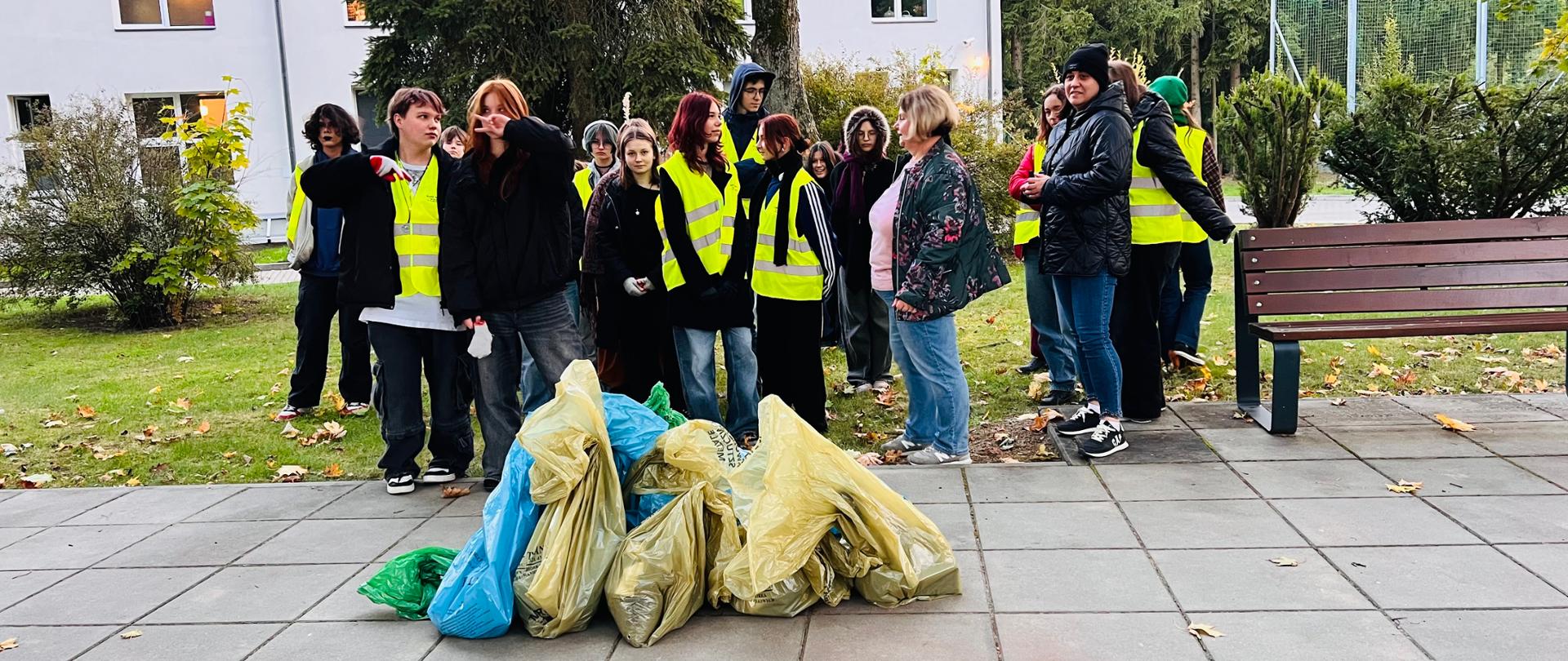Uczniowie PLSP zbierający śmieci podczas akcji Sprzątanie dla Polski