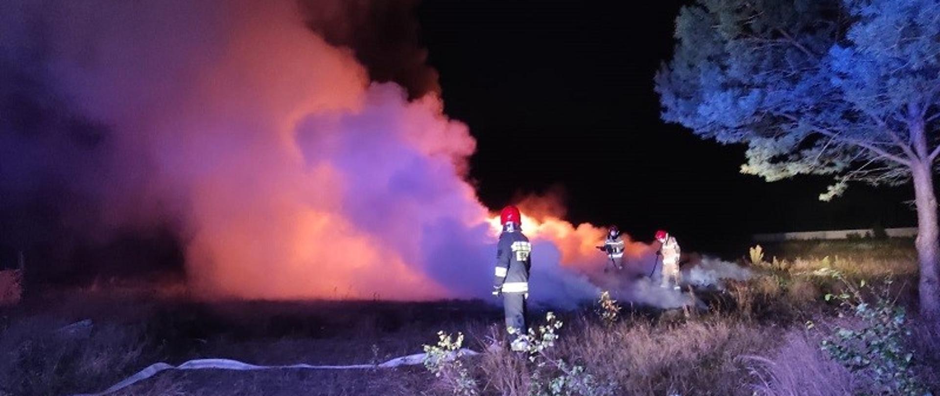 Zdjęcie przedstawia nocny pożar opon w pobliżu miejscowości Klępino Białogardzkie oraz akcję gaśniczą strażaków