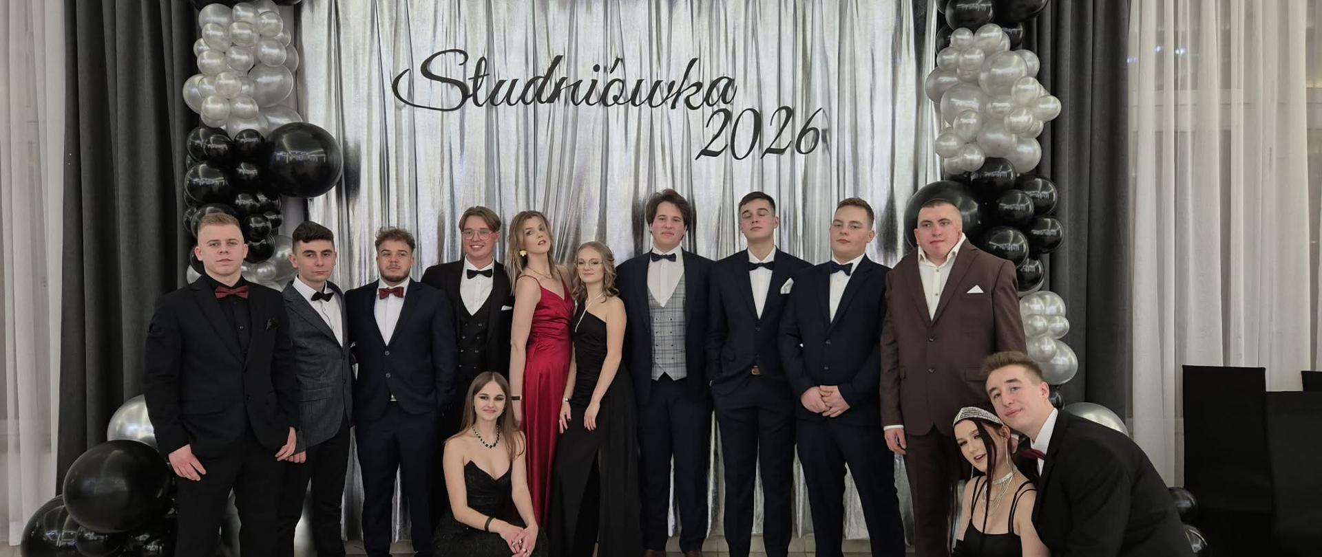 Uczestnicy balu studniówkowego - tegoroczni maturzyści – uczniowie klasy V Technikum w zawodach technik rolnik oraz technik weterynarii