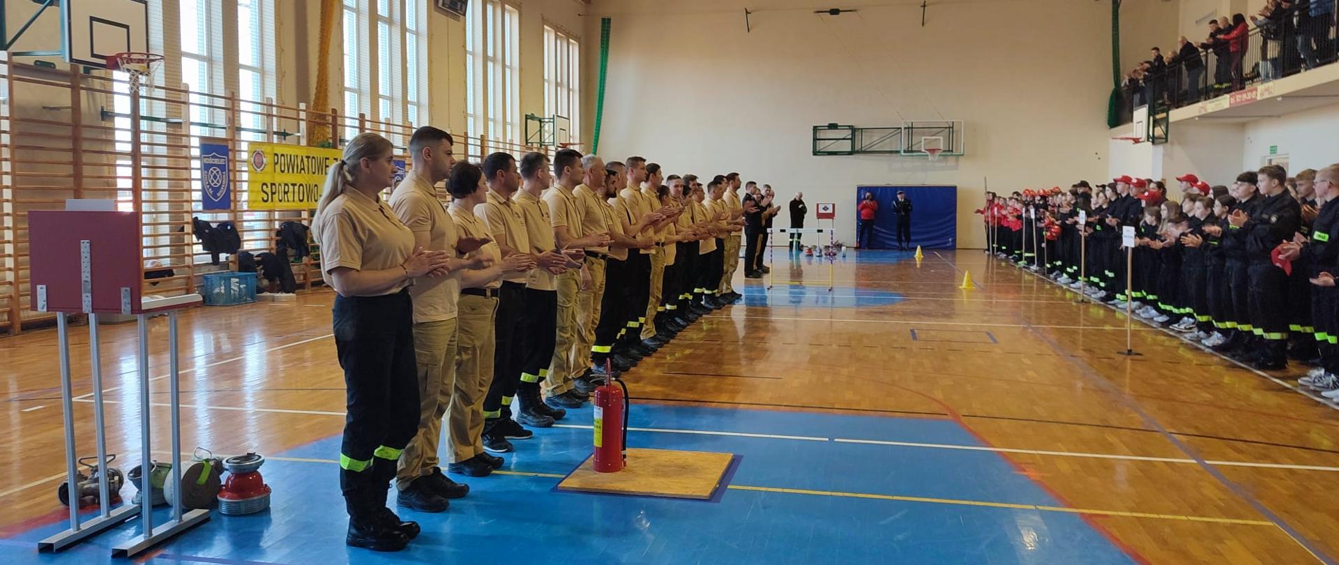 Zawody halowe MDP - sędziowie oraz zawodnicy stoją na zbiórce 
