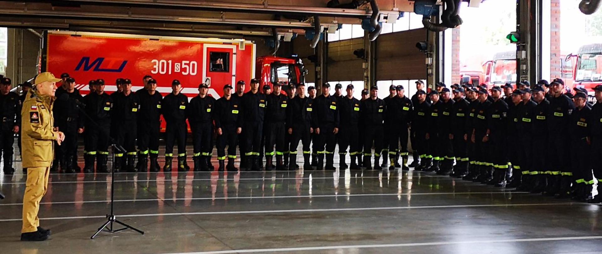 Komendant Główny PSP wita strażaków po powrocie z misji w Grecji