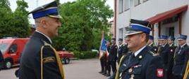 Na zdjęciu zastępca podkarpackiego komendanta wojewódzkiego PSP składa gratulacje komediantowi miejskiemu PSP w Przemyślu