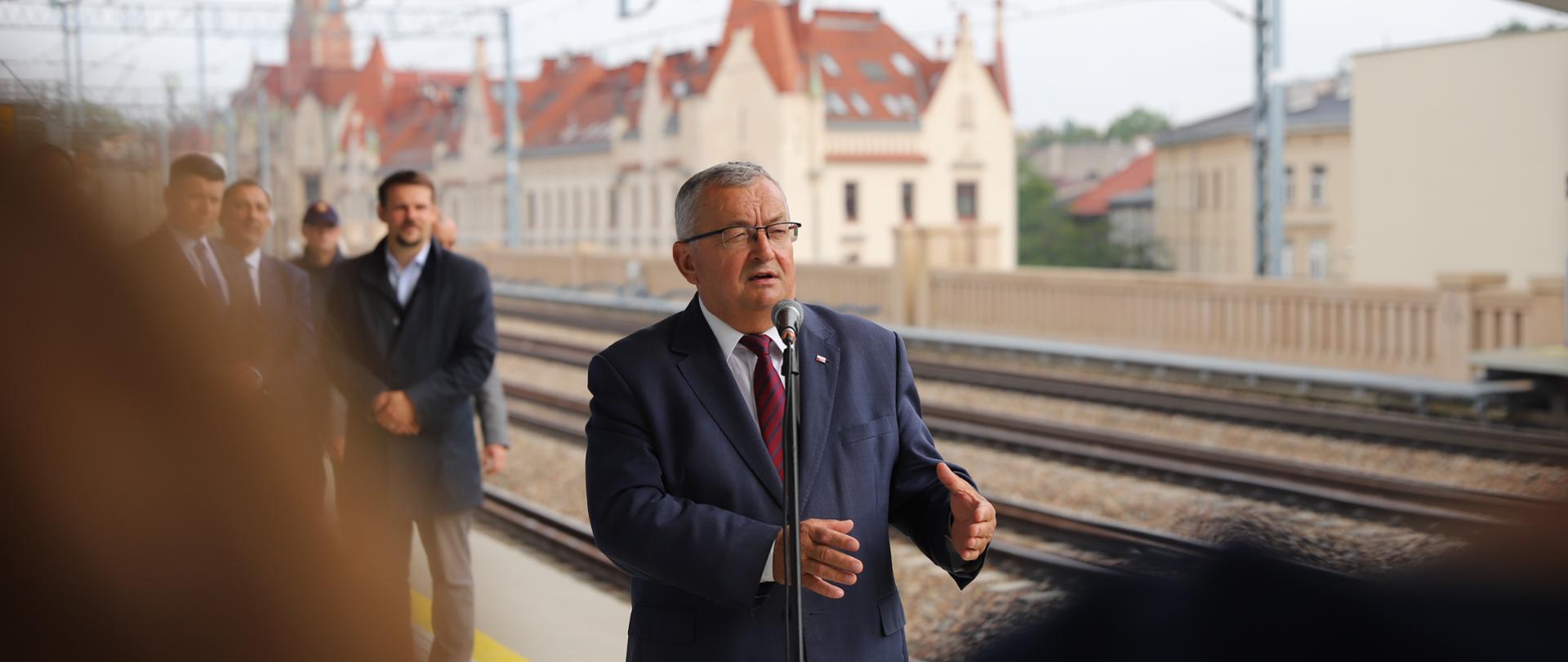 Minister infrastruktury Andrzej Adamczyk w trakcie konferencji prasowej na peronie przystanku kolejowego Kraków Grzegórzki