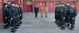 Na zdjęciu uroczysta zmiana służby 21.03.2025 r. - Pochwała dla st. str. Kamila Jaworskiego
