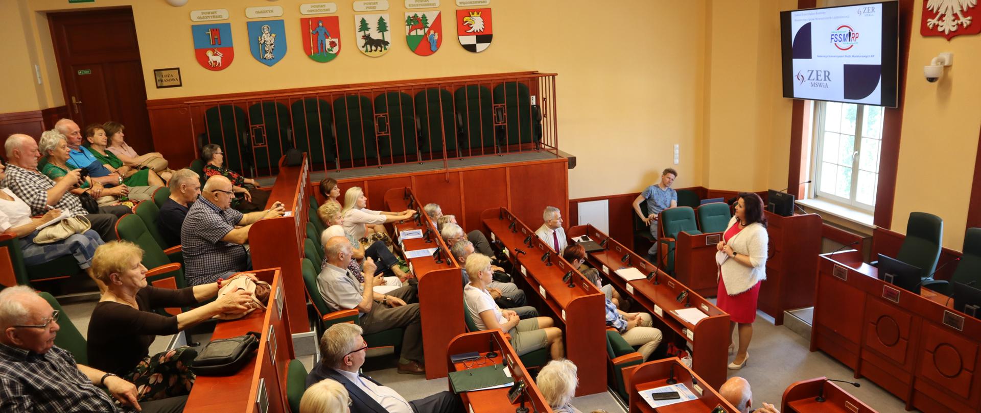 Pani Małgorzata Zdrodowska - Dyrektor ZER MSWiA przemawia do uczestników spotkania siedzących na sali wykładowej