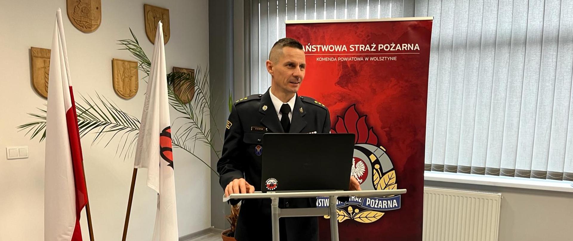 p.o. Komendanta Powiatowego PSP w Wolsztynie przemawia do zebranych gości.