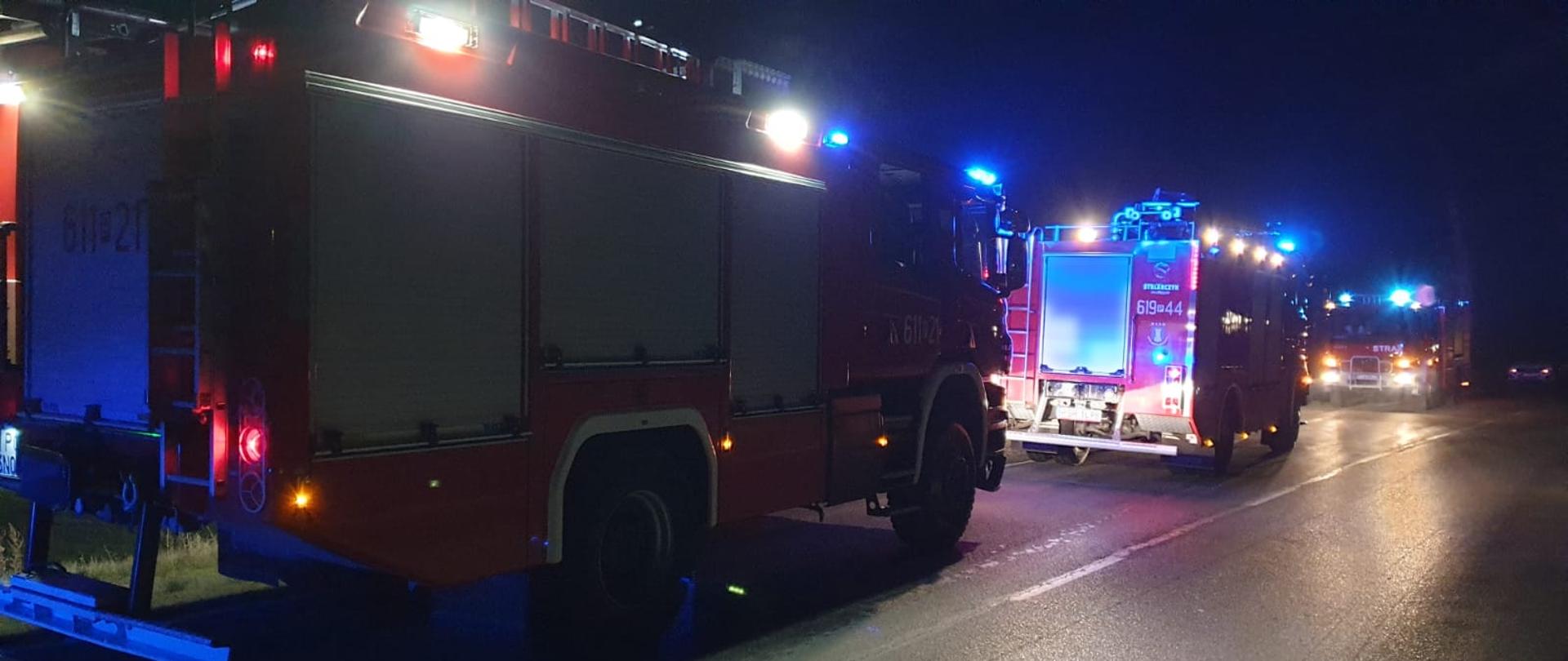 Ustawione na drodze pojazdy gaśnicze po dojeździe na miejsce zdarzenia