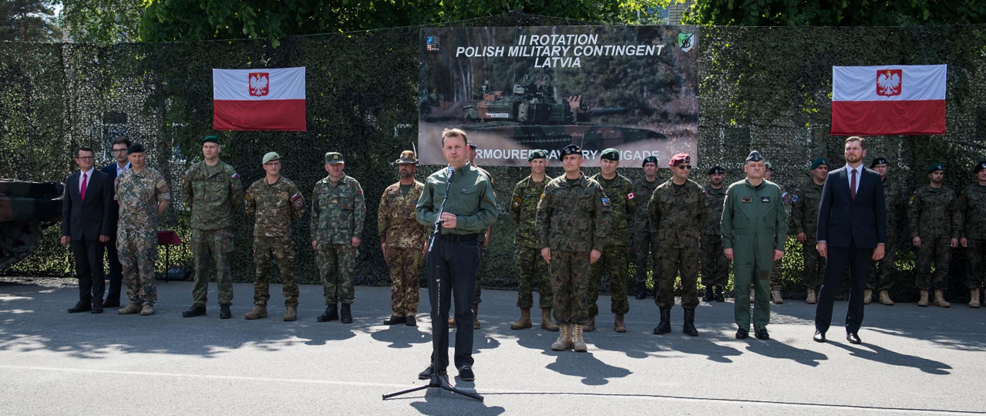 29 maja 2018 roku. Mariusz Błaszczak, minister obrony narodowej przebywał w bazie Adazi na Łotwie, gdzie w ramach wielonarodowej batalionowej grupy bojowe służą polscy żołnierze. Na zdjęciu Mariusz Błaszczak, minister obrony narodowej przemawia do żołnierzy Polskiego Kontyngentu Wojskowego na Łotwie.