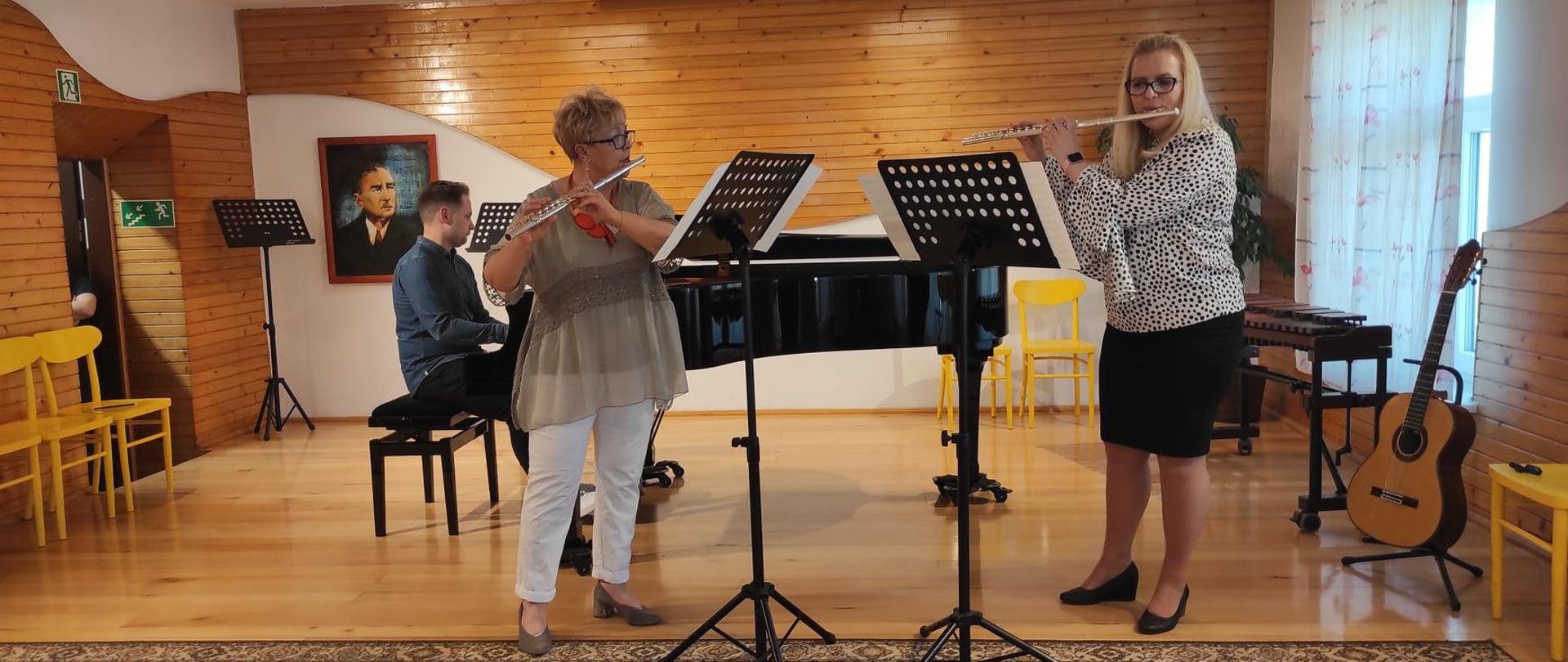 duet fletowy nauczycielek z towarzyszeniem akompaniamentu