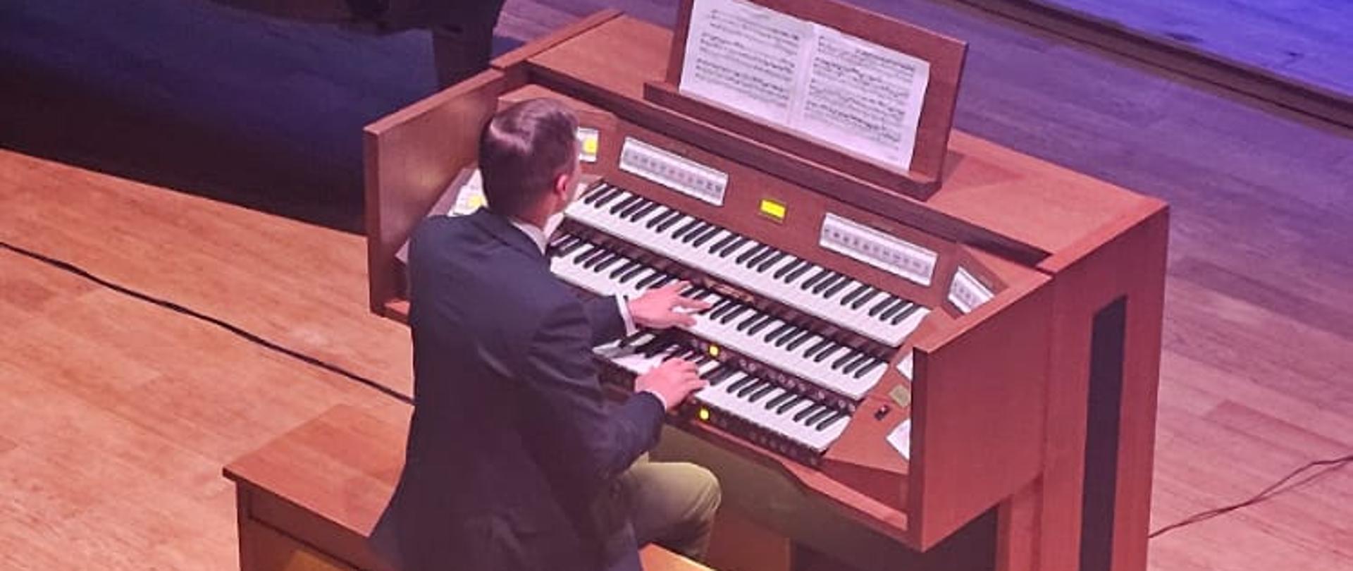 Mężczyzna gra na organach.
