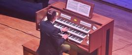 Mężczyzna gra na organach.