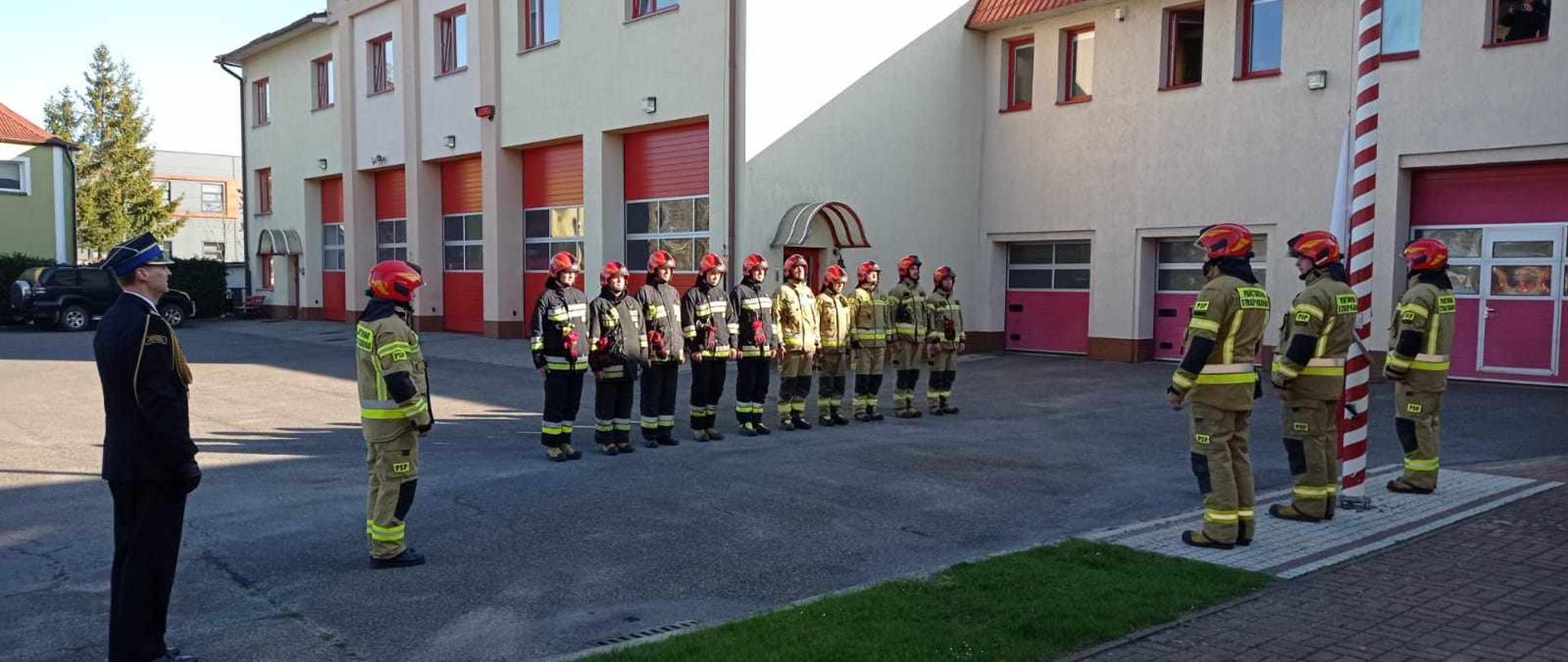 Dzień Flagi Rzeczypospolitej Polskiej w Komendzie Powiatowej Państwowej Straży Pożarnej w Człuchowie