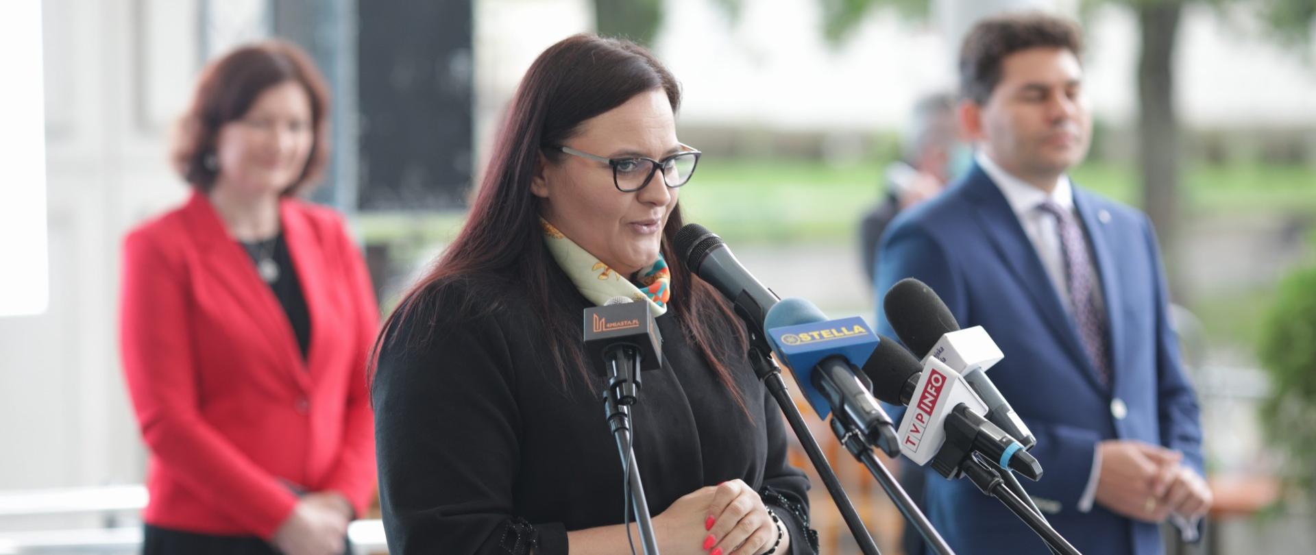 do mikrofonu mówi minister Małgorzata Jarosińska-Jedynak