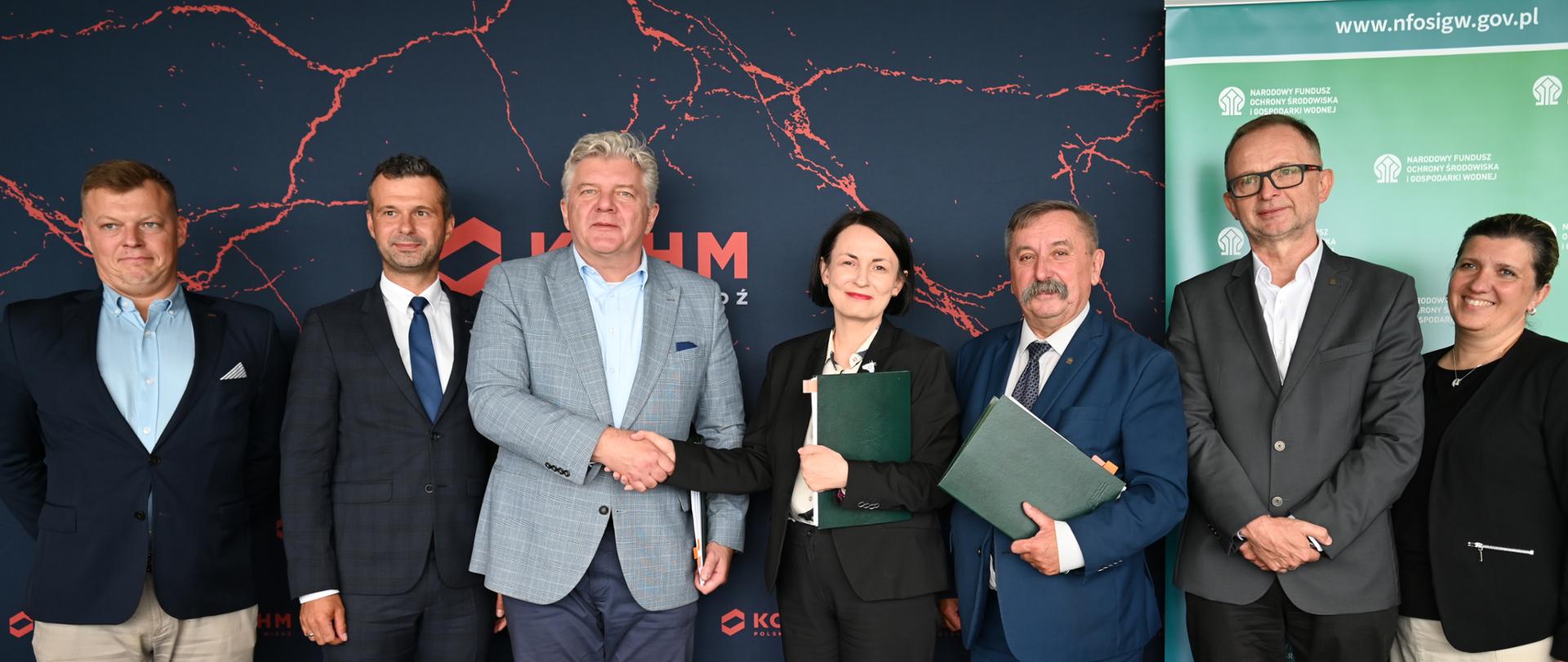 Na zdjęciu m.in. Piotr Krzyżewski, Wiceprezes Zarządu KGHM Polska Miedź S.A., Remigiusz Paszkiewicz, Prezes Zarządu KGHM Polska Miedź S.A., Dorota Zawadzka-Stępniak, Prezes Zarządu NFOŚiGW, Józef Matysiak Zastępca Prezesa Zarządu NFOŚiGW, Krzysztof Pałka, Przewodniczący Rady Nadzorczej NFOŚiGW.