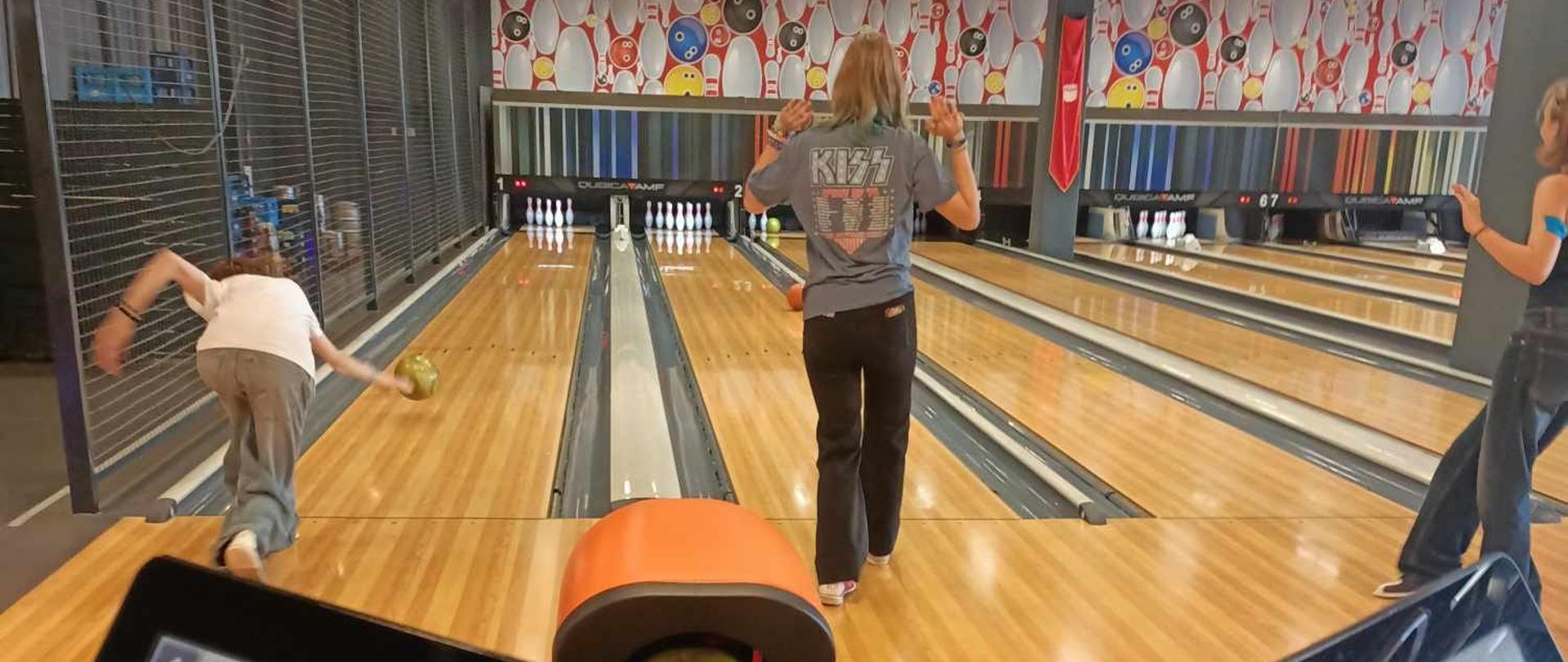 Na zdjęciu uczniowie podczas gry w kręgle