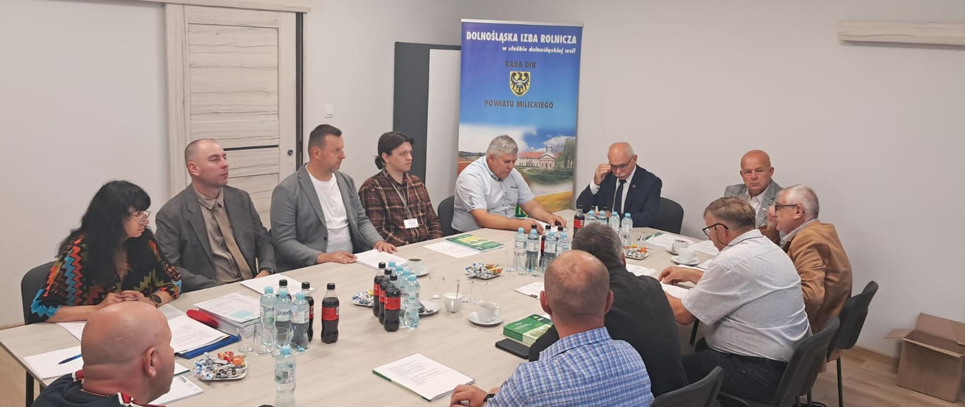 Uczestnicy posiedzenia przy stole konferencyjnym