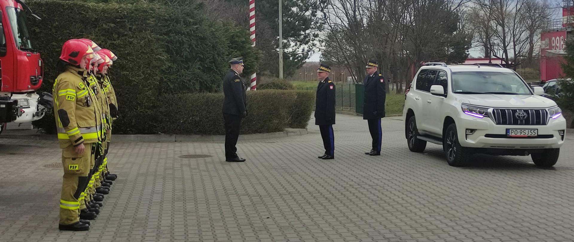 KG PSP nadbryg. Andrzej Bartkowiak odbiera meldunek