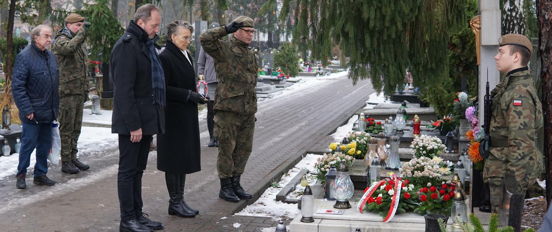 Nadanie tabliczek „Żołnierz Armii Krajowej” miejscom pochówku trzech kolejnych bohaterów