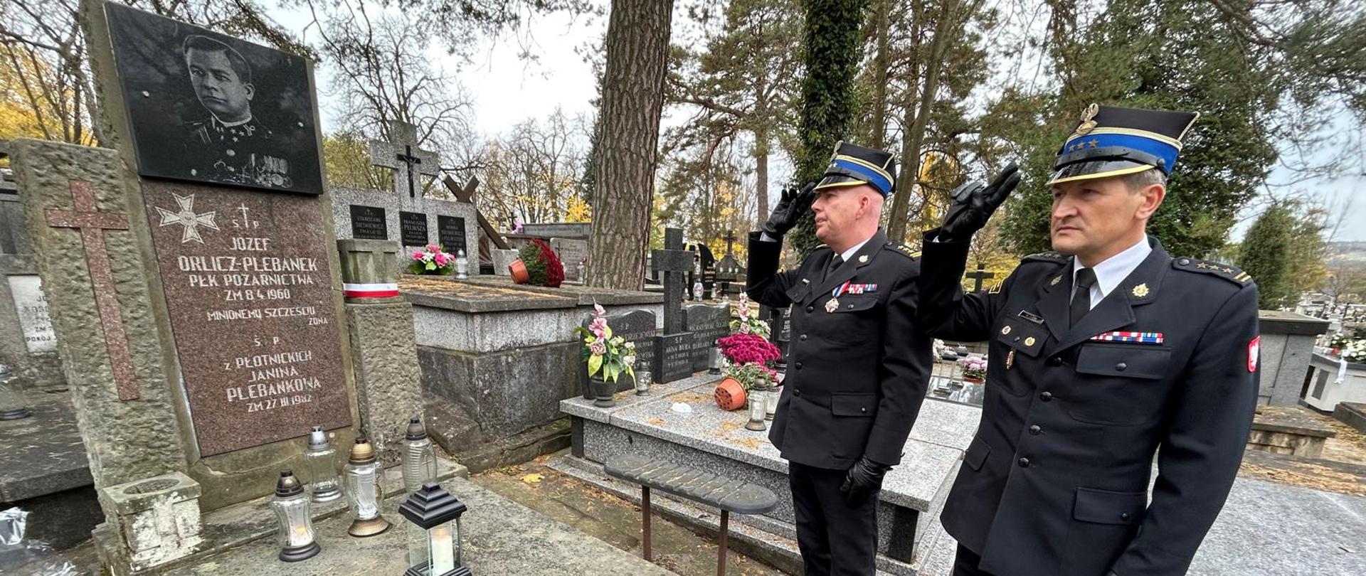 Wspominamy zmarłych strażaków oddając honory na ich grobach i paląc znicz