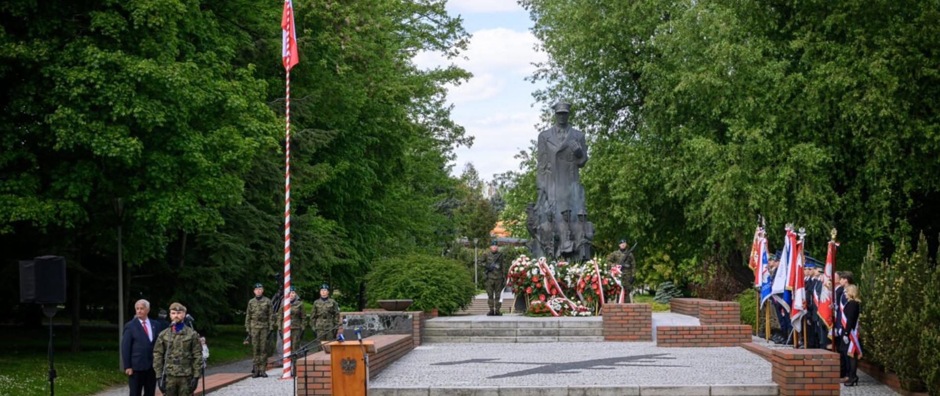 Zdjęcie przedstawia pomnik gen. Władysława Sikorskiego w Rzeszowie i uczestników uroczystości 80. rocznicy zakończenia II wojny światowej