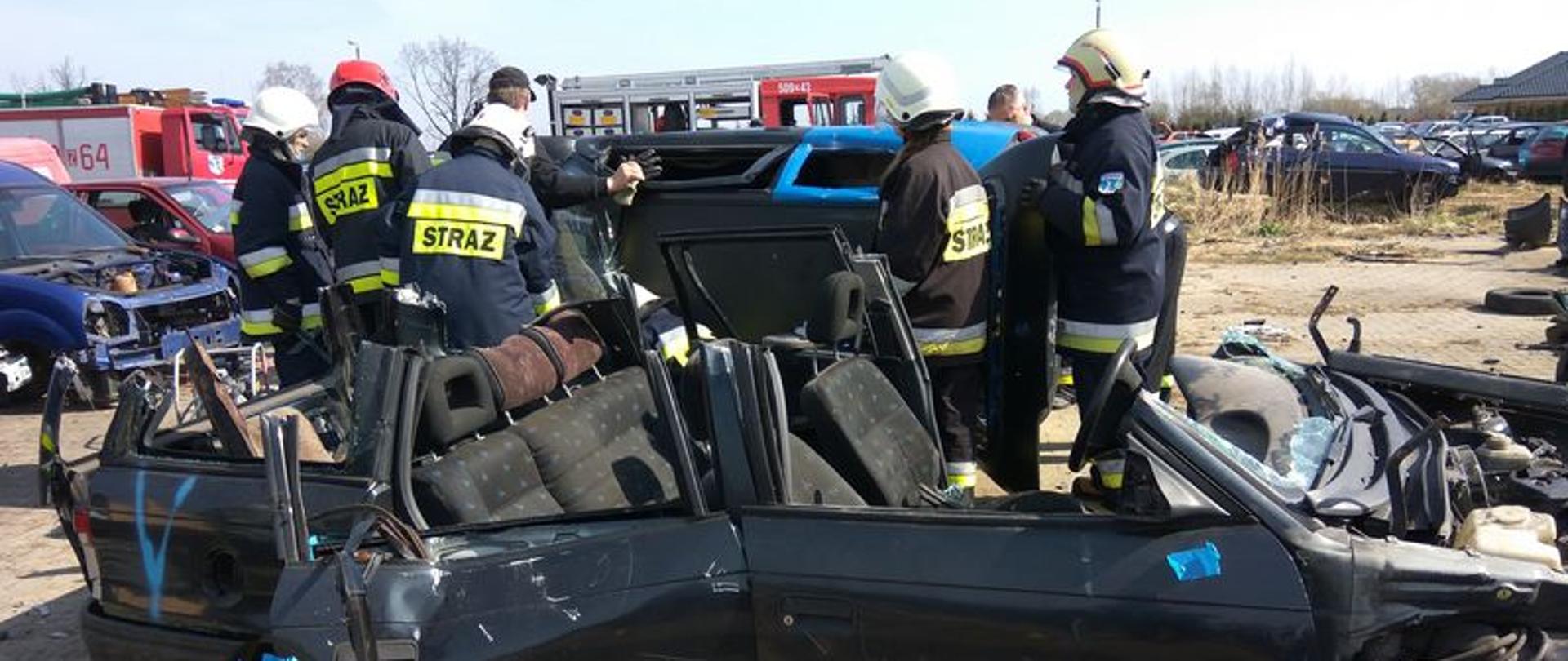 Zdjęcie przedstawia szkolenie podstawowe strażaków-ratowników OSP