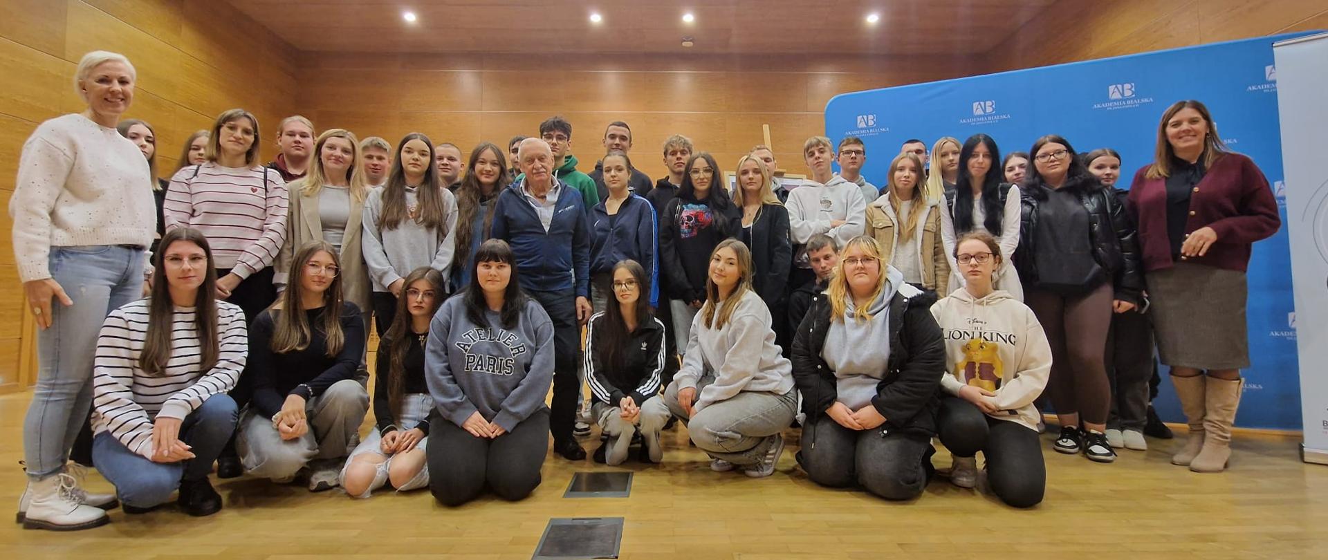 Zdjęcie pamiątkowe delegacji ZSCKR z Krzysztofem Wielickim