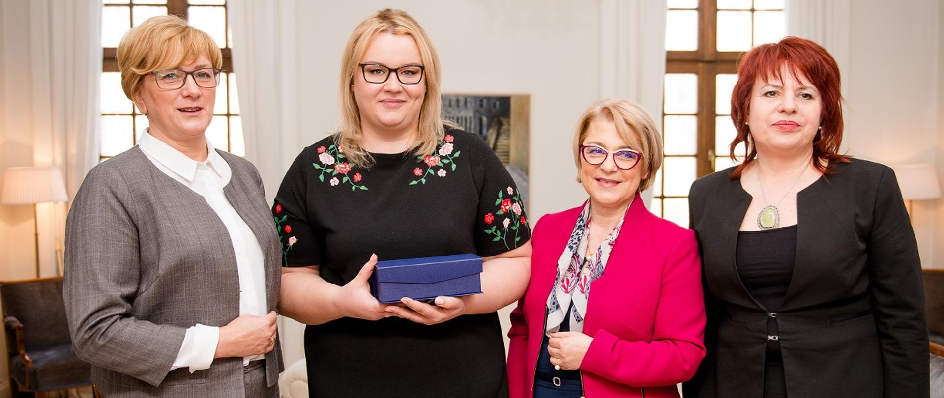 Uroczystość wręczenia Nagrody Pielęgniarskiej Królowej Sylwii w Ambasadzie Królestwa Szwecji w Warszawie. Na zdjęciu m.in. wiceminister zdrowia Józefa Szczurek-Żelazko oraz laureatka konkursu: Aldona Reczek-Chachulska, studentka pielęgniarstwa na Pomorskim Uniwersytecie Medycznym.