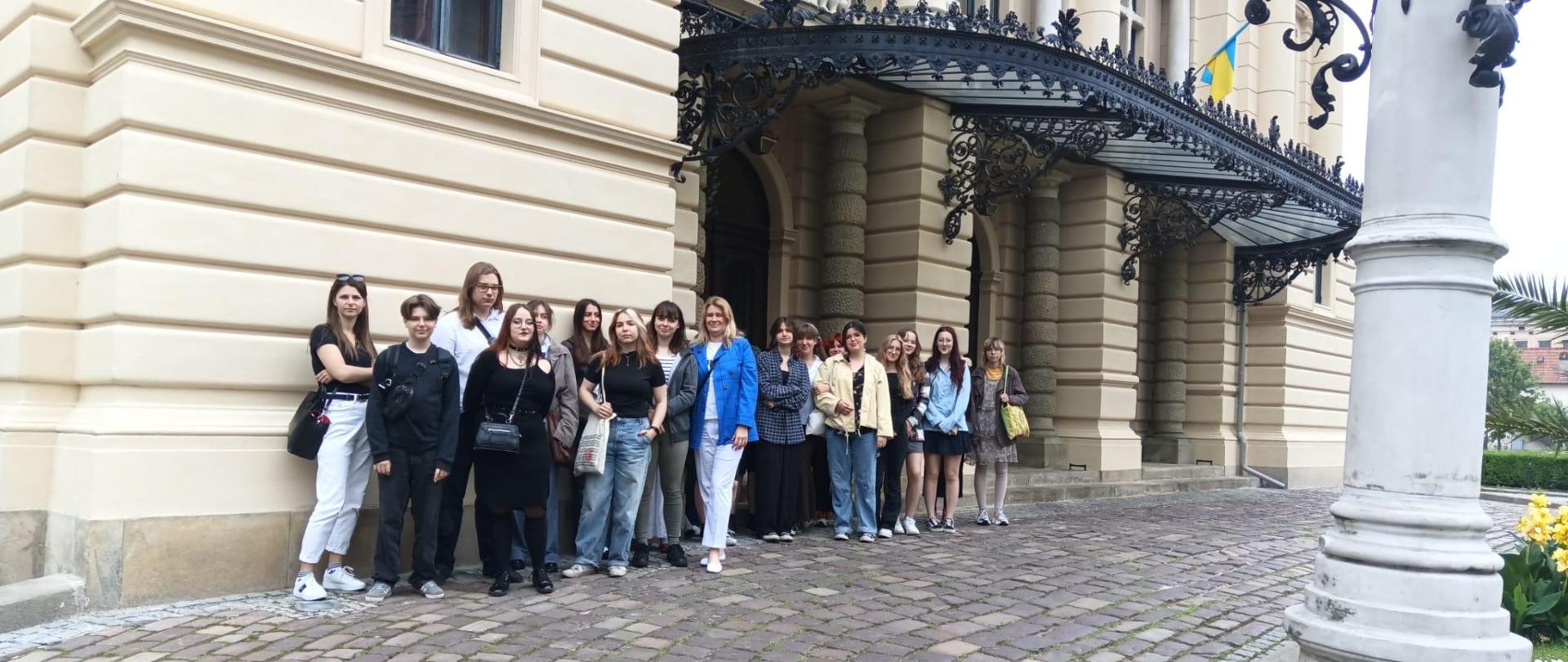 grupa ludzi, w tle budynek Teatru im. Juliusza Słowackiego