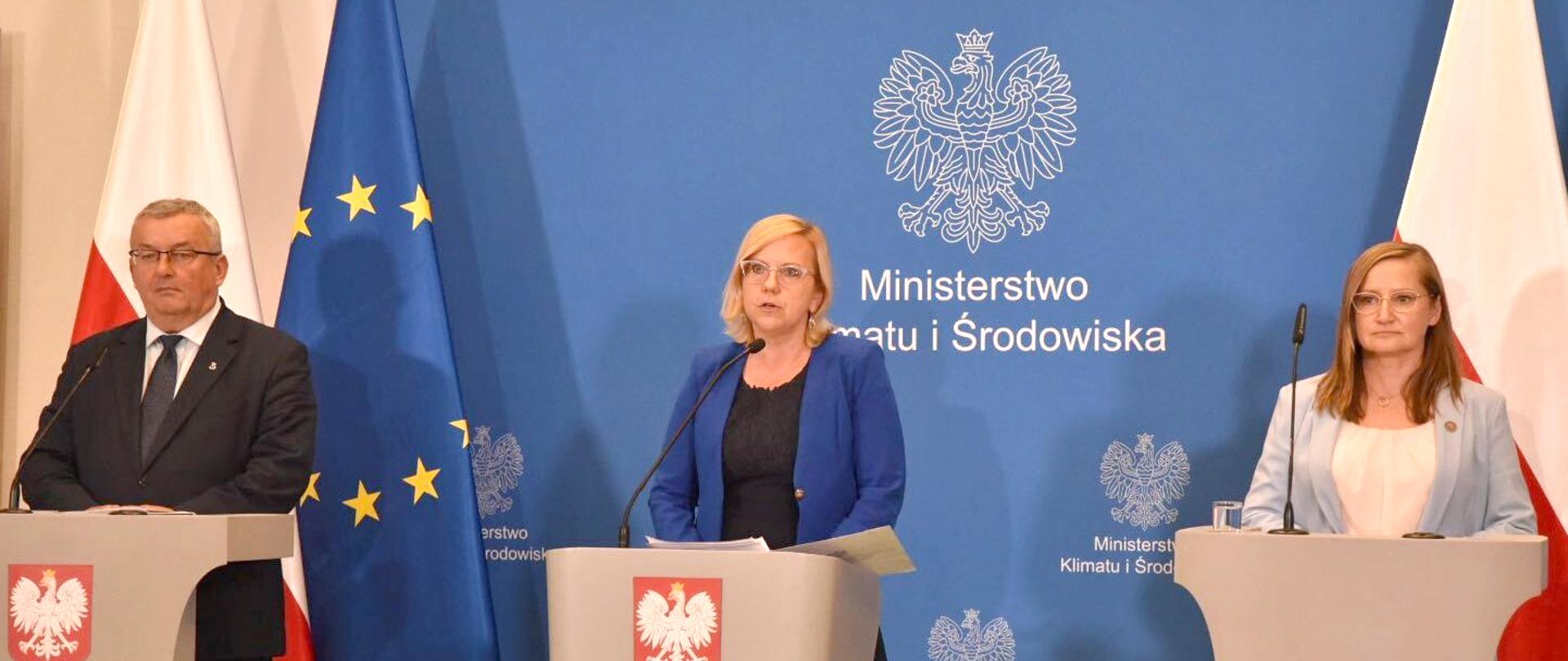 Konferencja prasowa z udziałem Anny Moskwy, minister klimatu i środowiska, Andrzeja Adamczyka, ministra infrastruktury oraz Magdy Gosk, zastępcy Głównego Inspektora Ochrony Środowisk