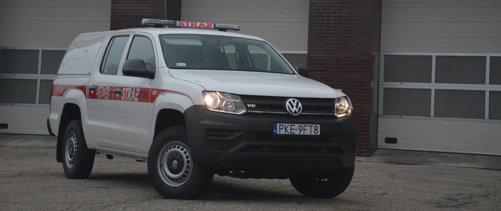Samochód specjalny SLRR VW AMAROK w tle KP PS w Kępnie.