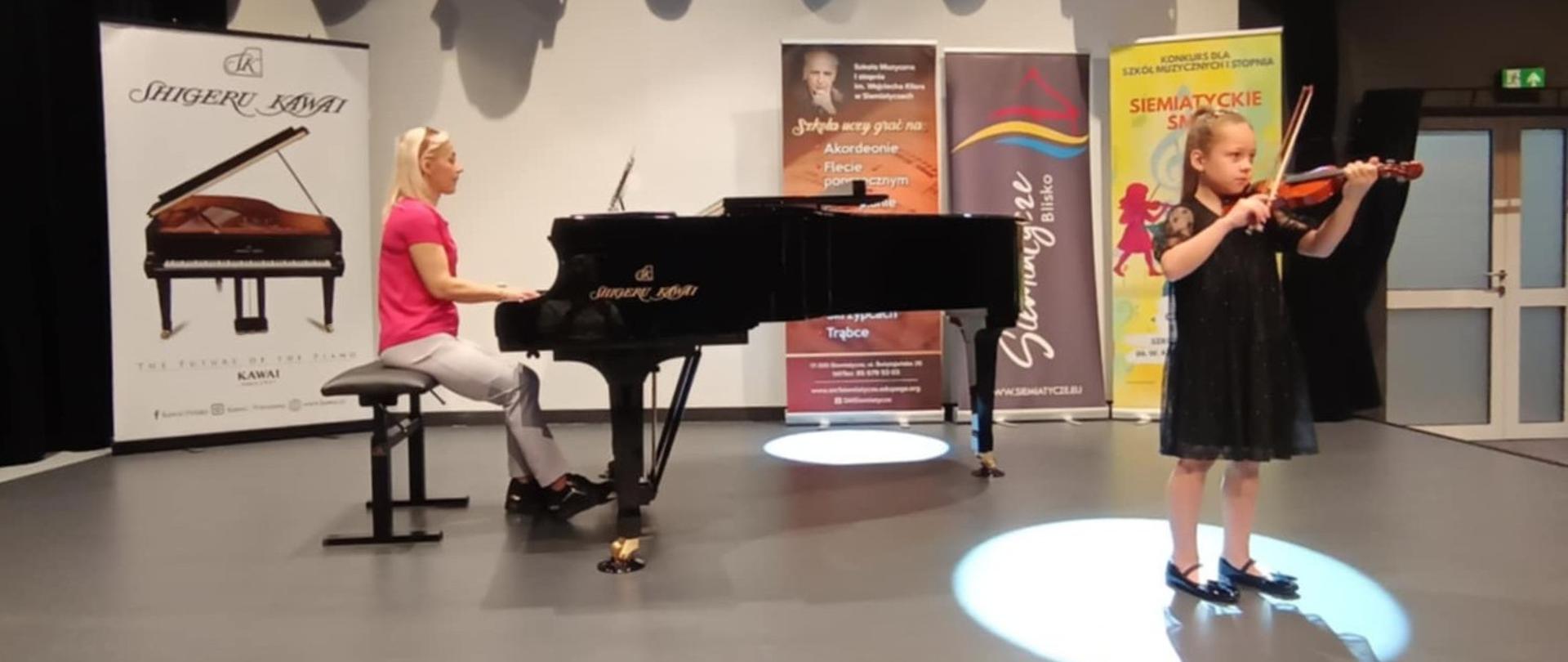 Prezentacja konkursowa młodej skrzypaczki której akompaniuje na fortepianie nauczycielka