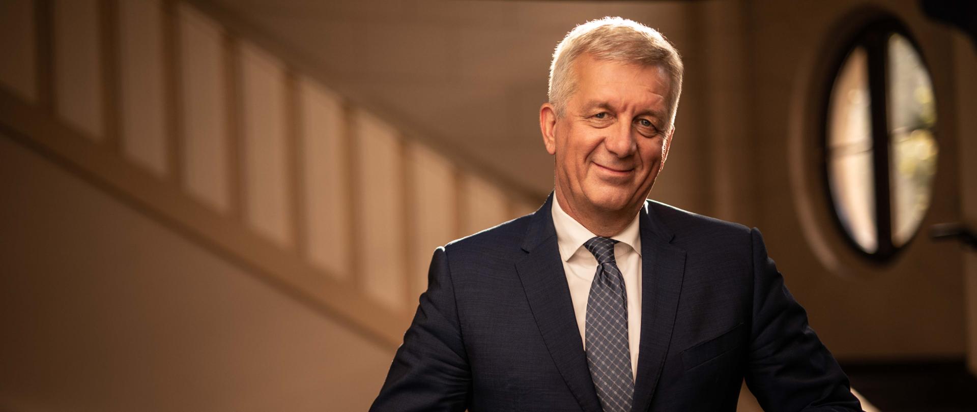 Elegancko ubrany mężczyzna pozuje do zdjęcia