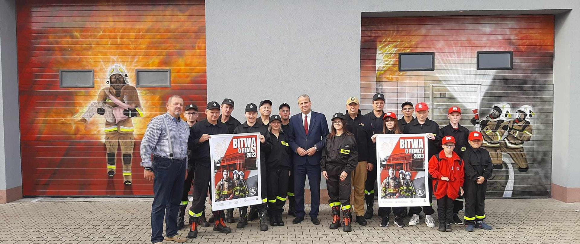 Spotkanie Wojewody Wielkopolskiego Michała Zielińskiego wraz z Zastępcą Wielkopolskiego Komendanta Wojewódzkiego PSP bryg. Robertem Natunewiczem oraz Komendantem Powiatowym PSP w Obornikach mł. bryg. Michałem Mulką z druhami z OSP w Pruścach. 