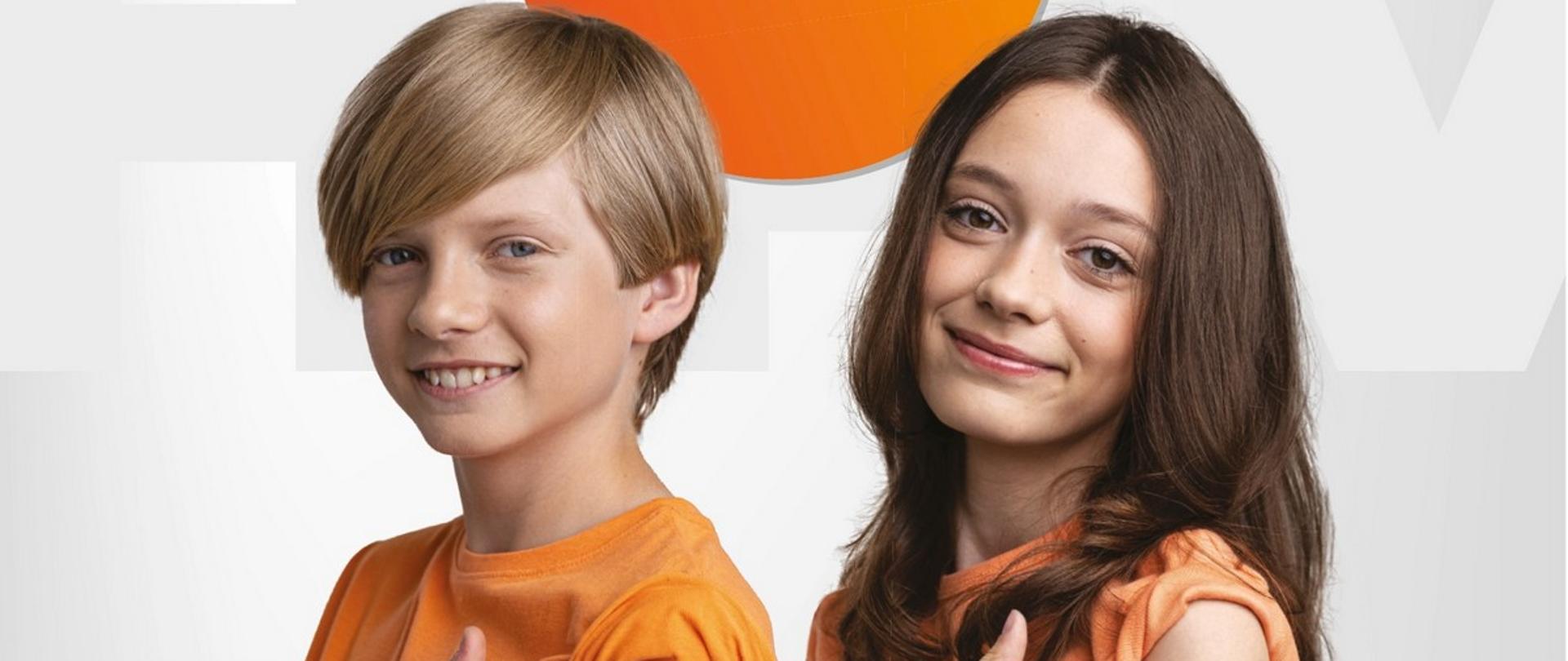 Zdjęcie przedstawiające dwójkę dzieci: chłopca i dziewczynkę w pomarańczowych koszulkach