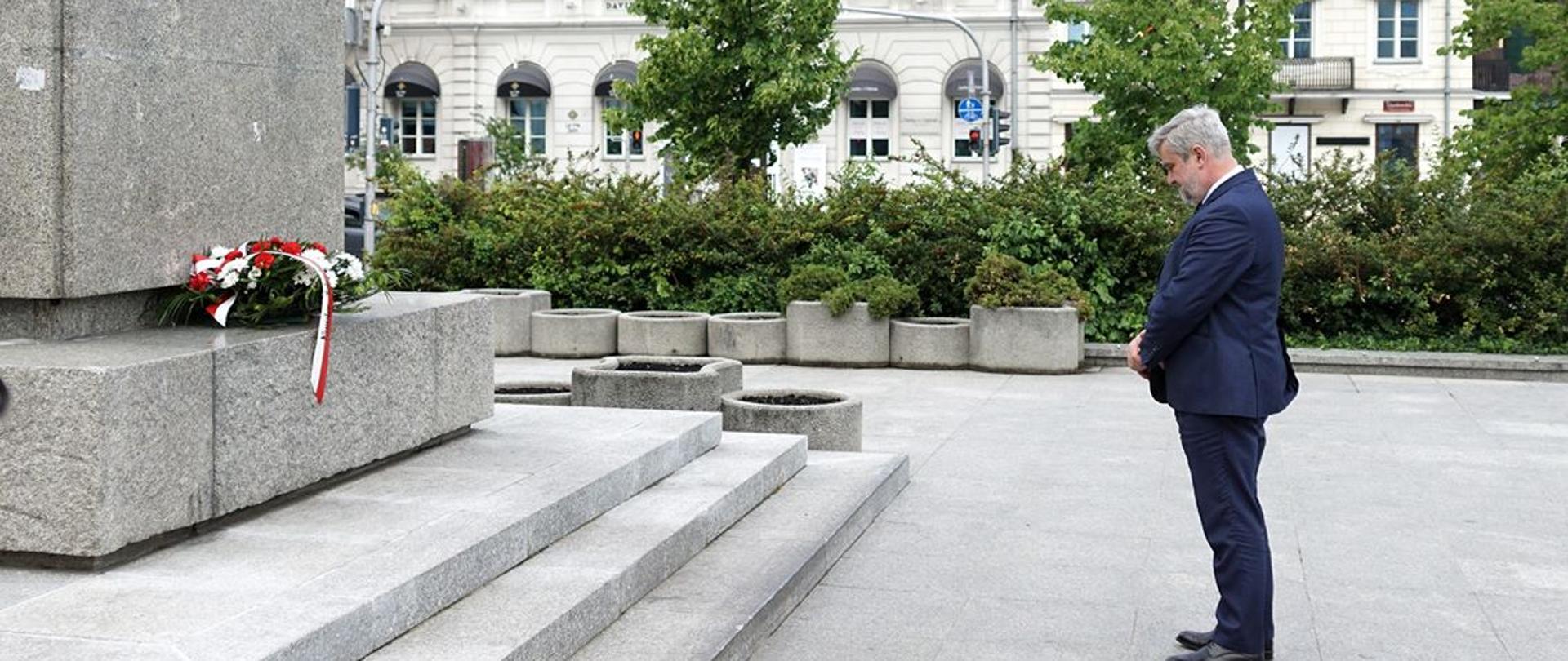 Minister Ardanowski pod pomnikiem Wincentego Witosa w Warszawie