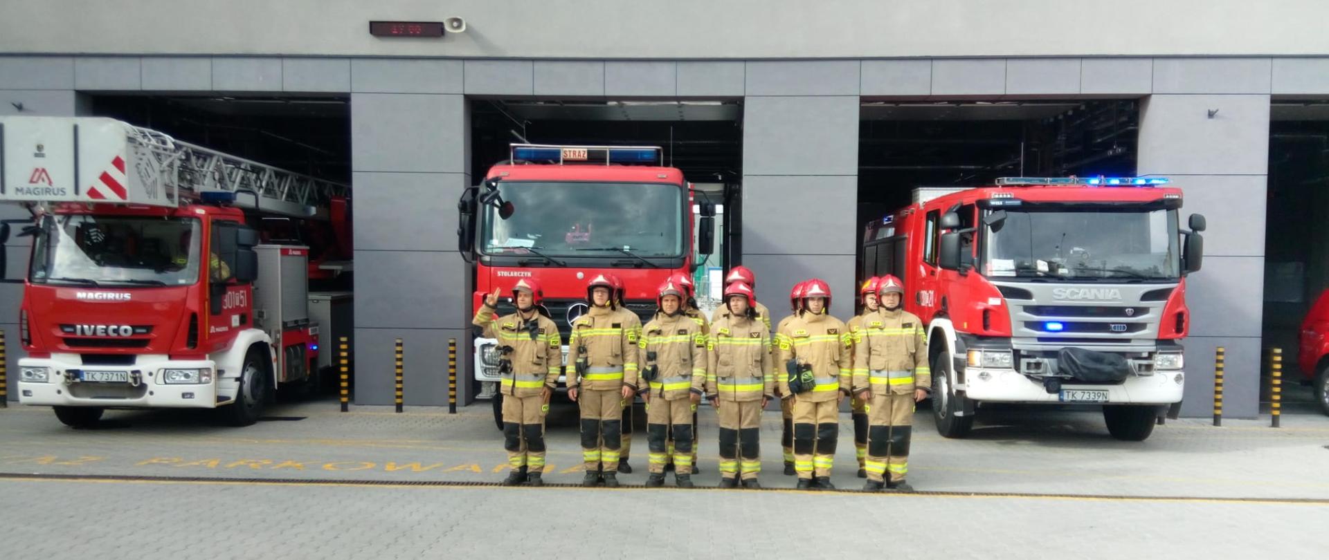 Zdjęcie przedstawia strażaków z Jednostki Ratowniczo-Gaśniczej Nr 1 Państwowej Straży Pożarnej w Kielcach podczas włączania syren upamiętniających wybuch Powstania Warszawskiego 1 sierpnia 1944.