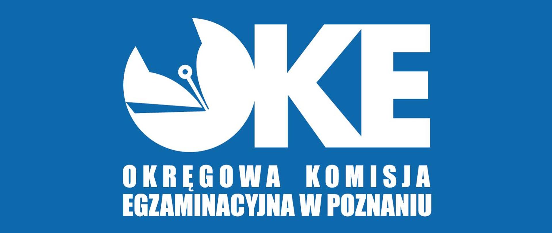 Grafika przestawia białe logo OKE oraz napis okręgowa komisja egzaminacyjna w poznaniu na niebieskim tle.