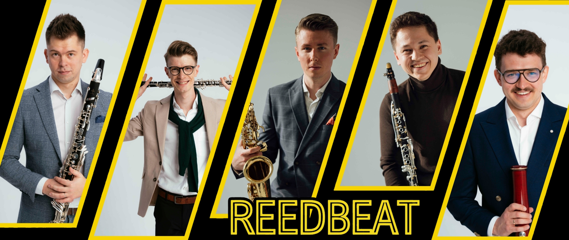 Baner w kontrastowej kolorystyce czerni i intensywnej żółci: na czarnym tle umieszczone są skośne, żółte ramki z portretami pięciu muzyków trzymających instrumenty dęte drewniane. Centralnie na dole widoczny duży, żółty napis „REEDBEAT”. Całość ma nowoczesny, dynamiczny układ, podkreślający charakter zespołu i koncertu.