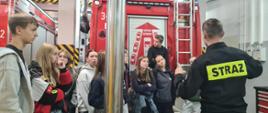 Grupa uczniów w garażu PSP.
