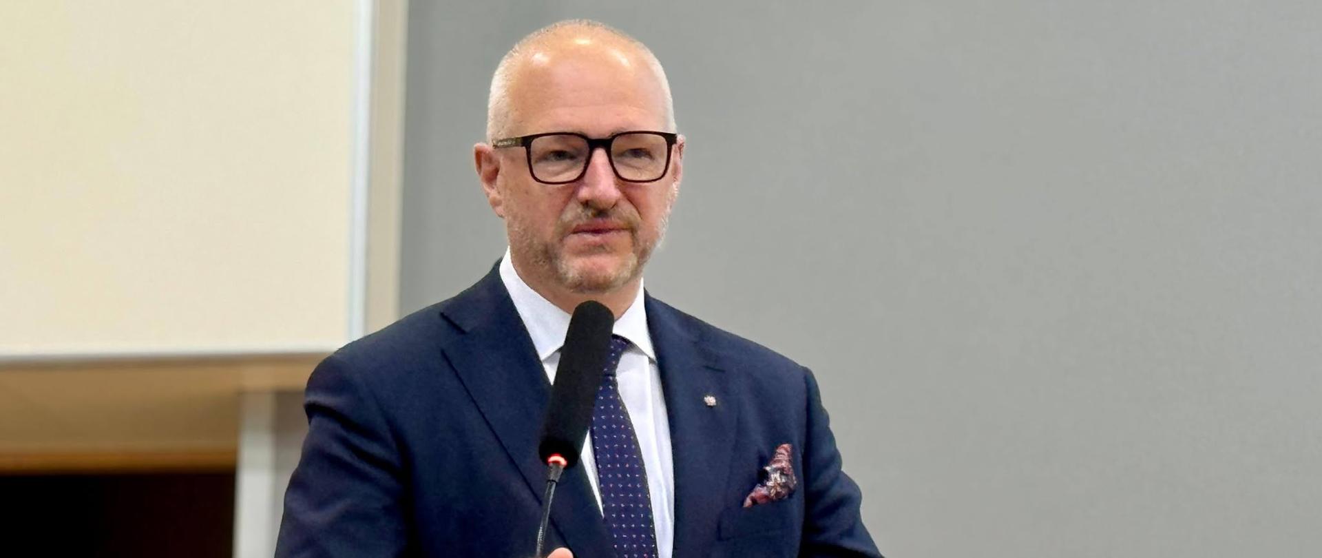 Wojewoda Król wręczył wyróżnienia laureatom konkursów przedmiotowych 