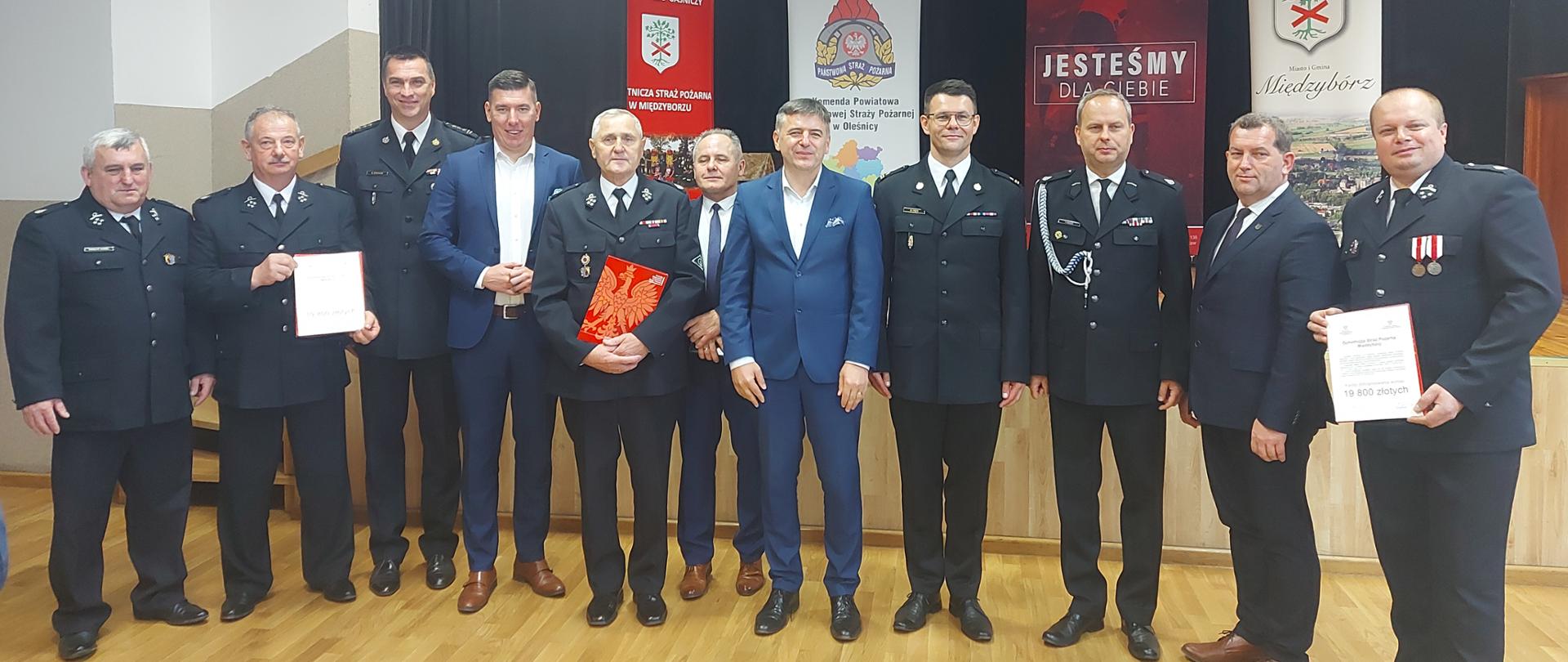 Na zdjęciu Poseł Paweł Hreniak, Zastępca Dolnośląskiego Komendanta Wojewódzkiego oraz przedstawiciele powiatu oleśnickiego. 