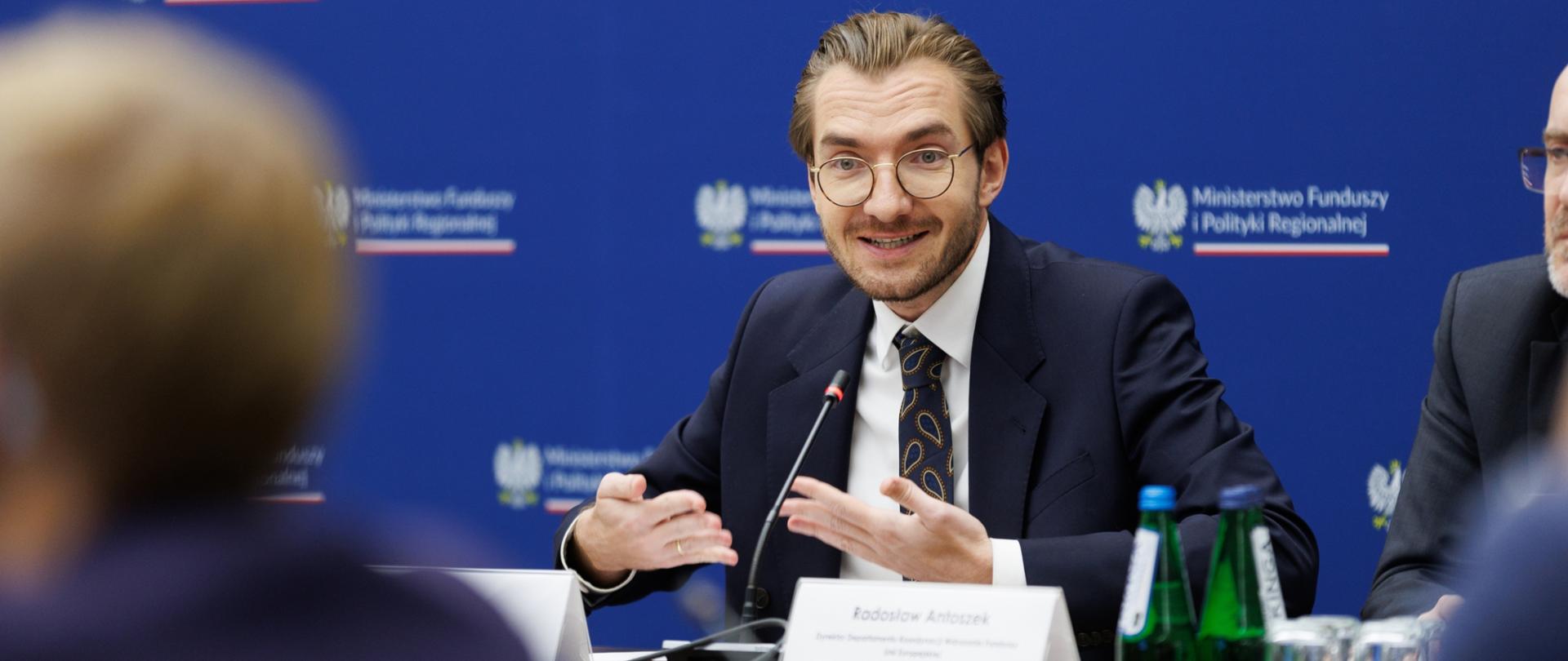 Wiceminister Jan Szyszko przy stole na sali konferencyjnej