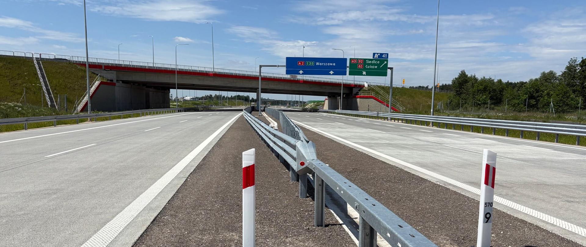 Widok na dwujezdniową autostradę A2 i węzeł drogowy na odcinku Siedlce Wschód–Łukowisko.