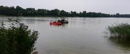 dwie łodzie patrolują jezioro i sprawdzają sonarami dno