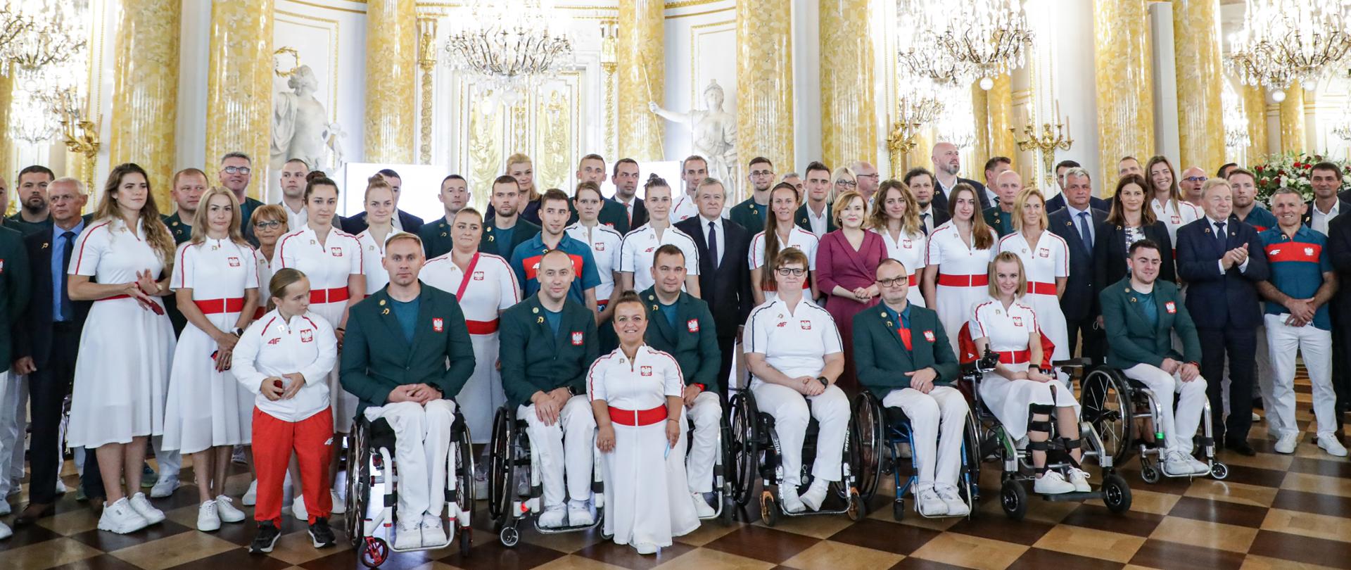 Wicepremier prof. Piotr Gliński wręczył złote odznaki „Za zasługi dla Sportu” medalistom igrzysk olimpijskich i paraolimpijskich w Tokio, fot. Danuta Matloch