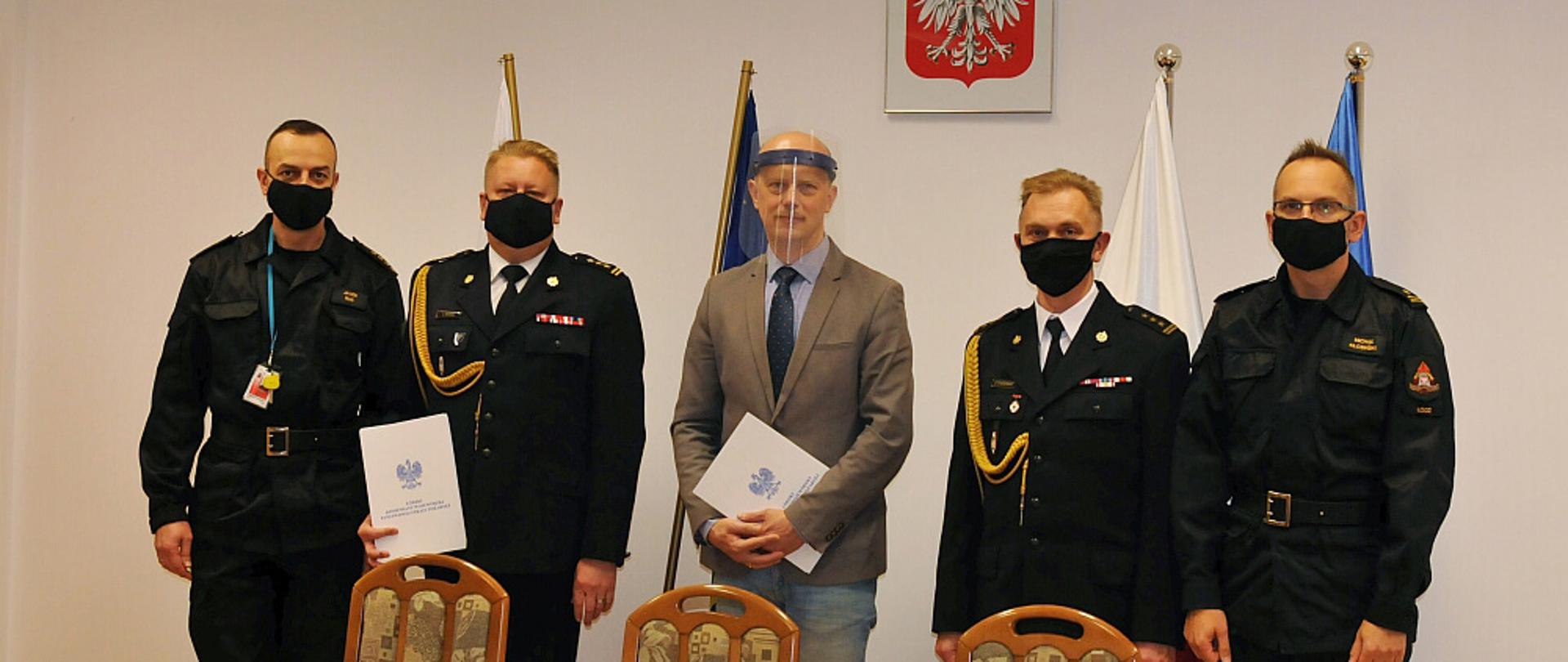 Na zdjęciu jest 4 funkcjonariuszy PSP oraz ekspert