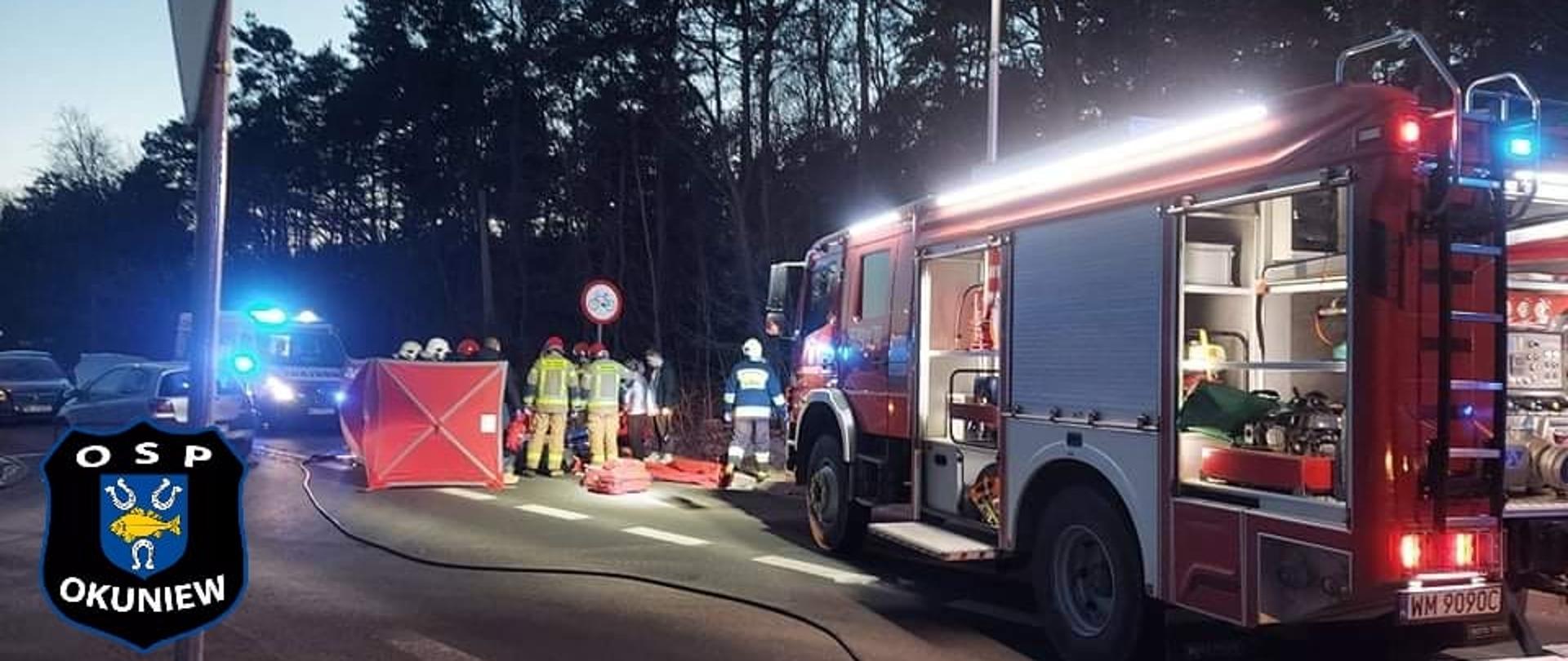 Służby ratownicze na miejscu wypadku udzielają pomocy poszkodowanemu motocykliście