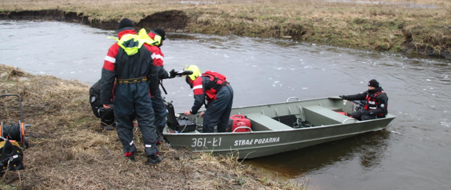 Ratownicy wsiadający do łodzi ratunkowej
