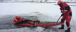 Ćwiczenia kazimierskich strażaków z zakresu ratownictwa lodowego na zbiorniku retencyjnym w Kazimierzy Wielkiej